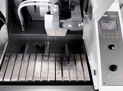 Discotom10 Largest cutting table Discotom 10 con la mesa de corte más amplia